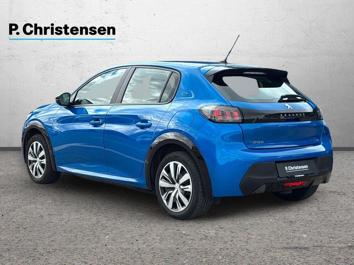 Blå Peugeot e-208 fra 2024