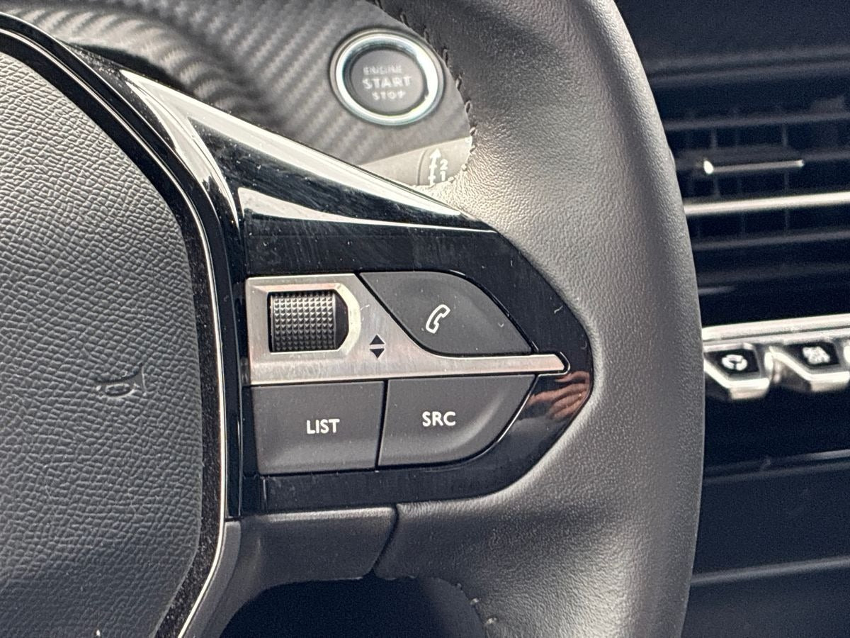 Blå Peugeot e-208 fra 2024