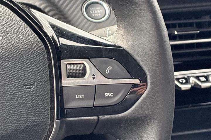 Blå Peugeot e-208 fra 2024