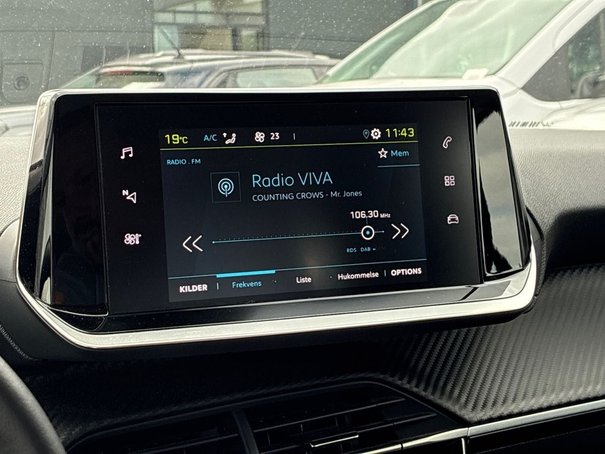 Blå Peugeot e-208 fra 2024