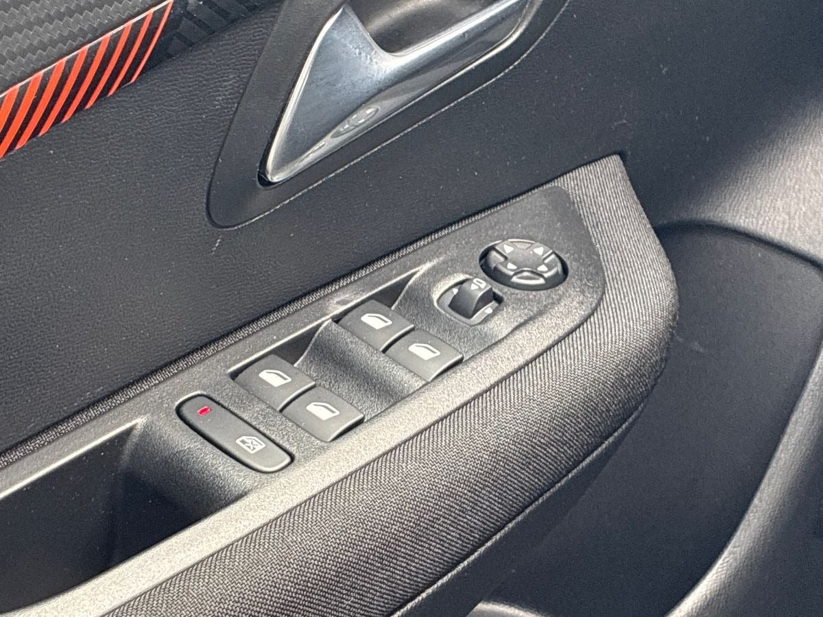 Blå Peugeot e-208 fra 2024