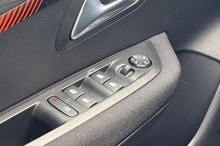 Blå Peugeot e-208 fra 2024