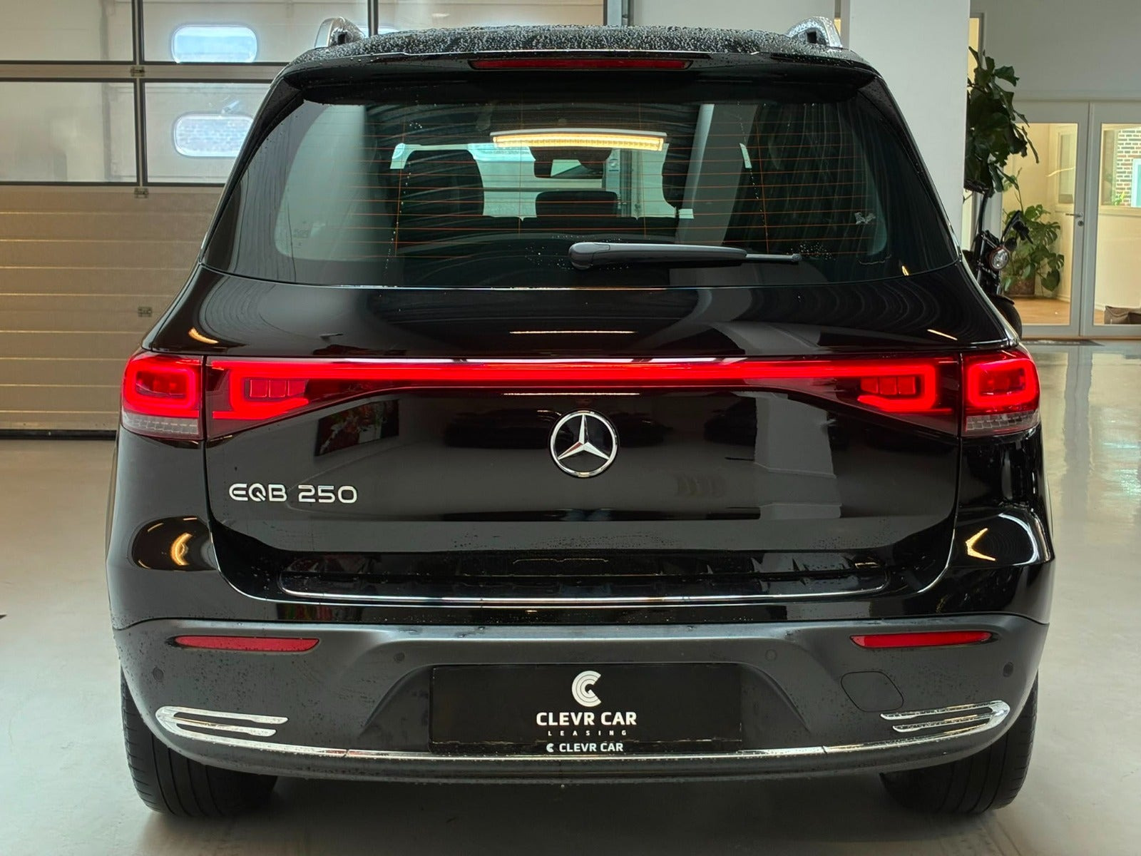 Sort Mercedes EQB250 fra 2023