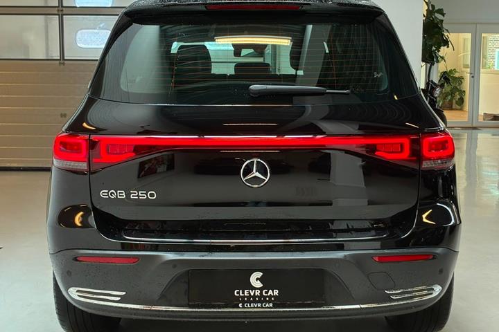 Sort Mercedes EQB250 fra 2023