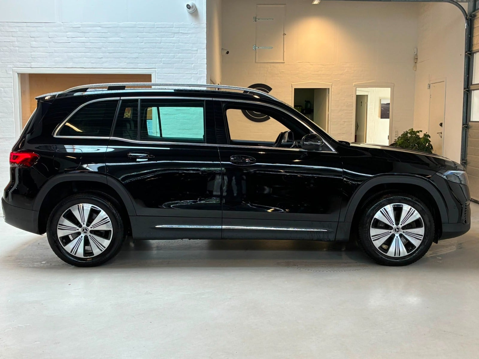 Sort Mercedes EQB250 fra 2023