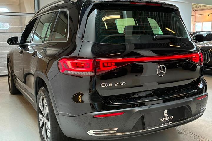 Sort Mercedes EQB250 fra 2023
