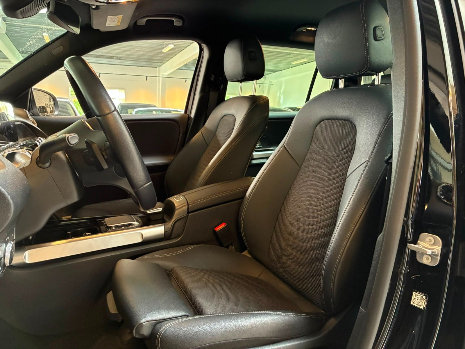 Sort Mercedes EQB250 fra 2023