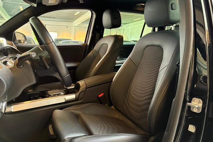 Sort Mercedes EQB250 fra 2023