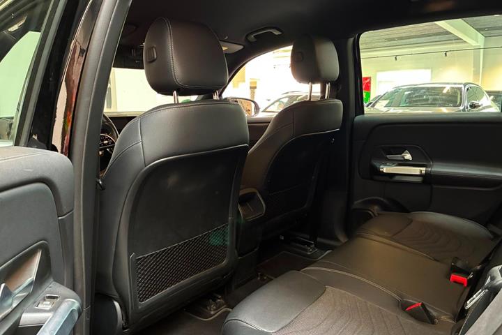 Sort Mercedes EQB250 fra 2023