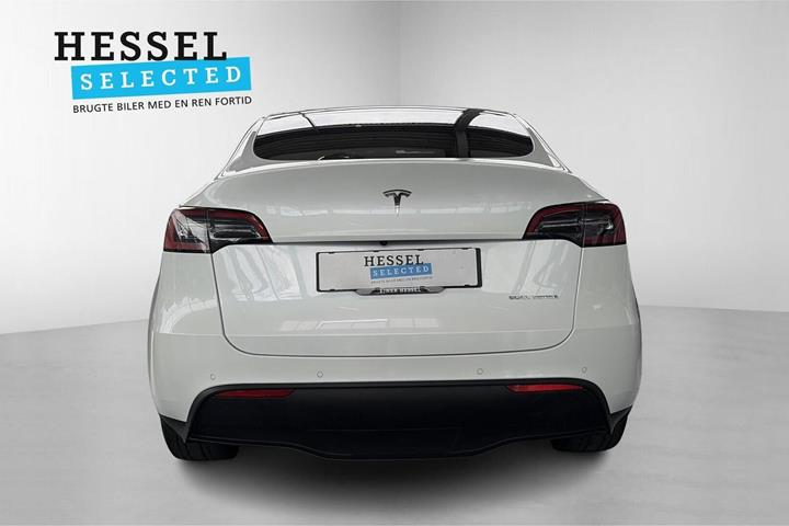 Hvid Tesla Model Y fra 2022