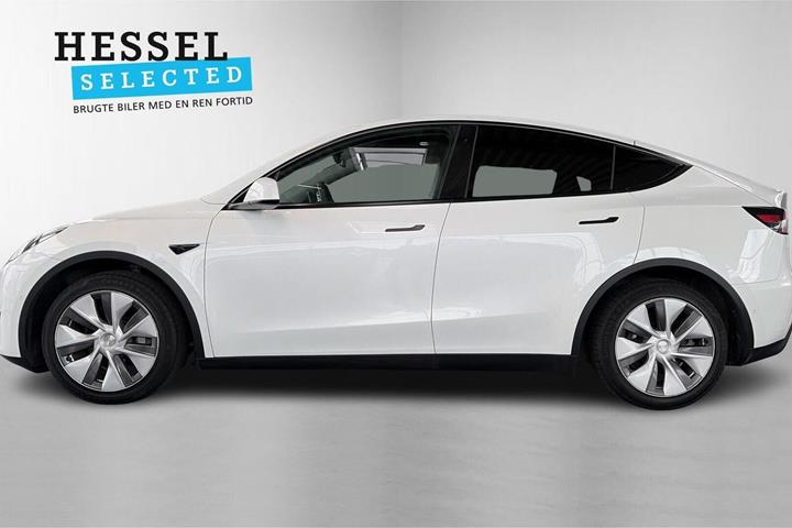 Hvid Tesla Model Y fra 2022