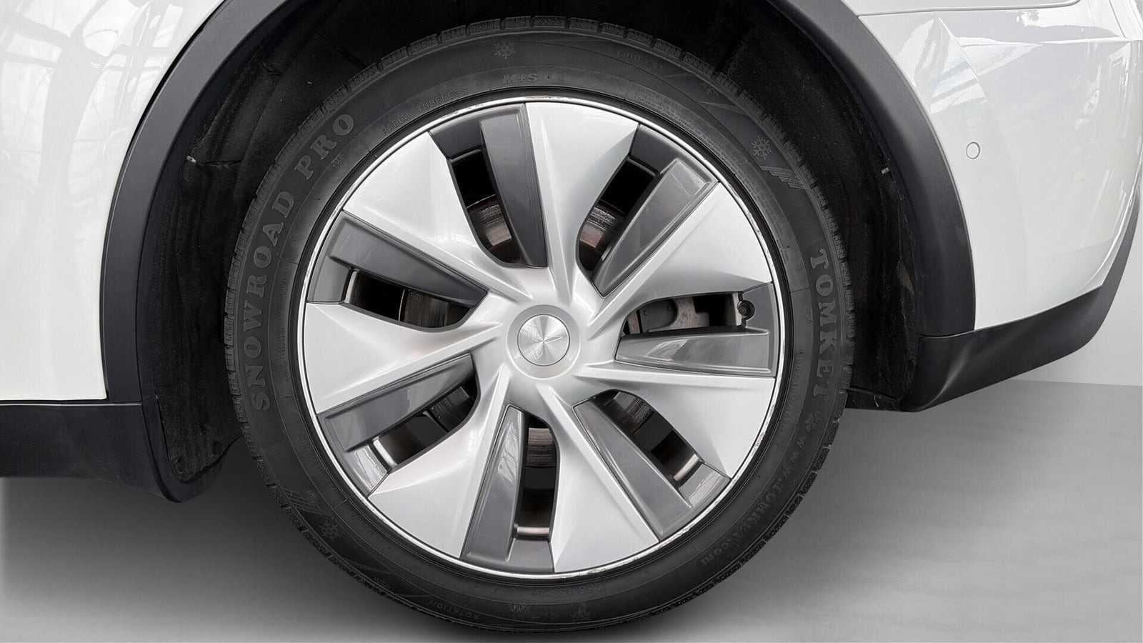 Hvid Tesla Model Y fra 2022