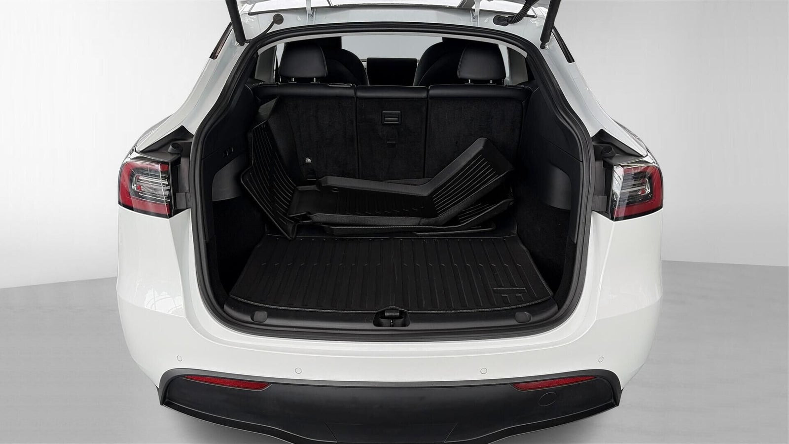 Hvid Tesla Model Y fra 2022