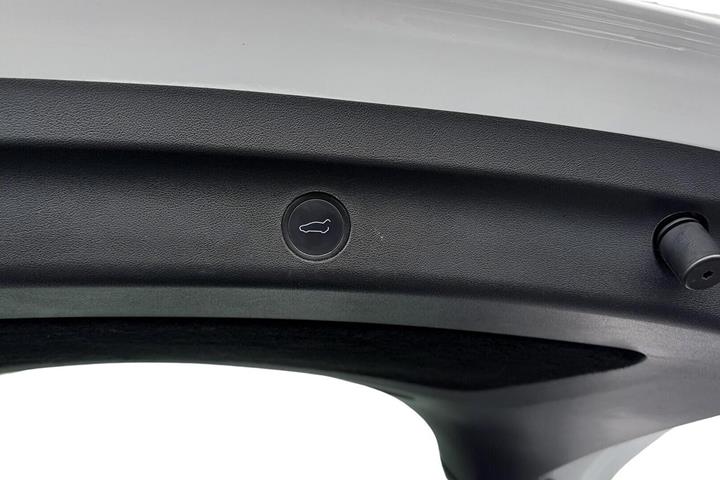 Hvid Tesla Model Y fra 2022