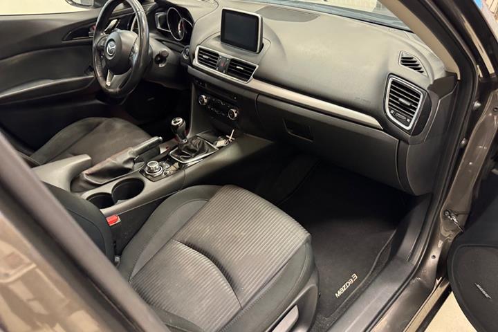 Grå Mazda 3 fra 2016
