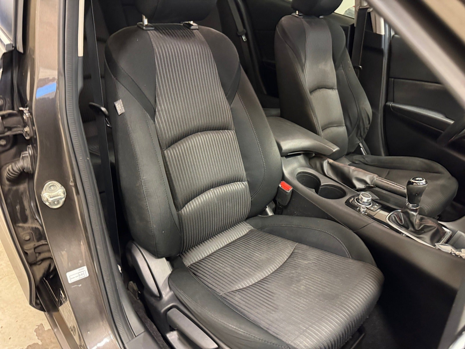 Grå Mazda 3 fra 2016