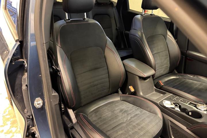 Blå Ford Kuga fra 2020