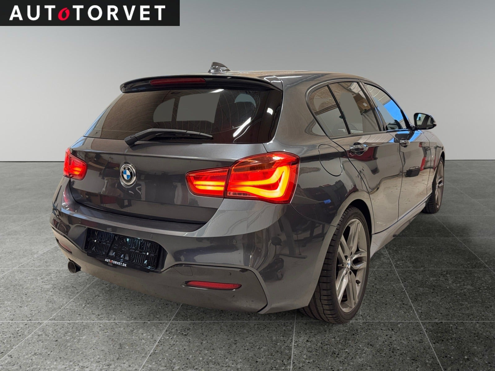 Grå BMW 118d fra 2019