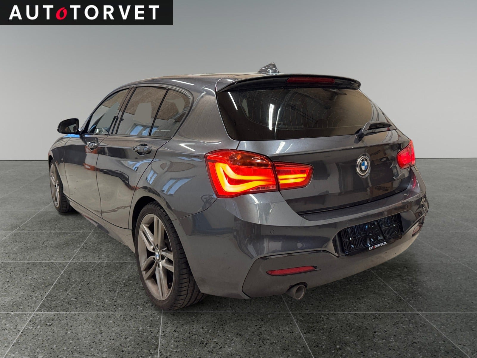 Grå BMW 118d fra 2019