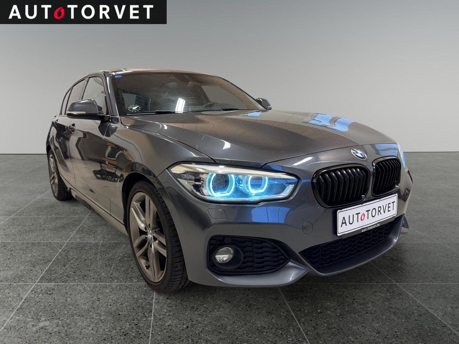 Grå BMW 118d fra 2019