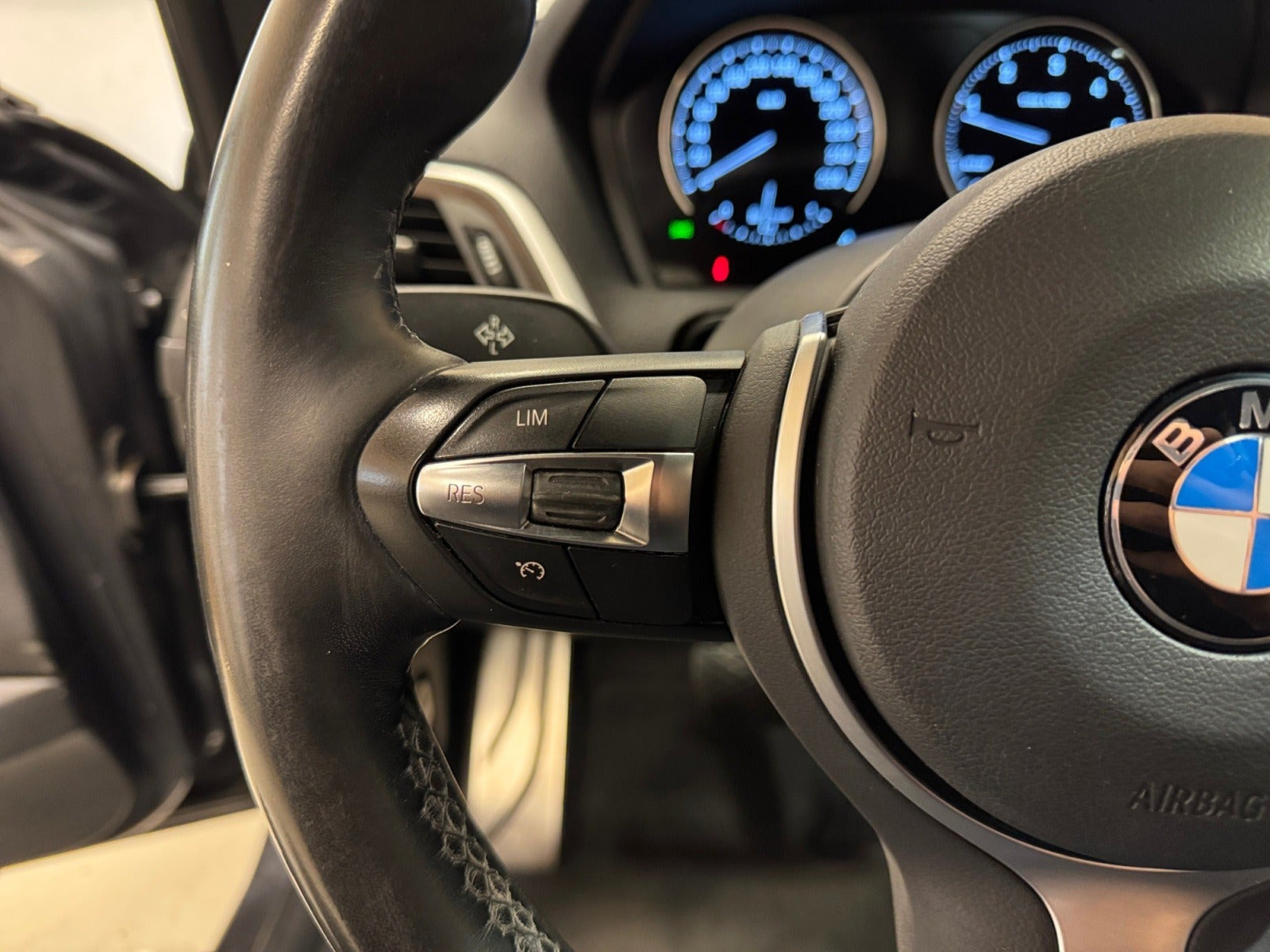 Grå BMW 118d fra 2019