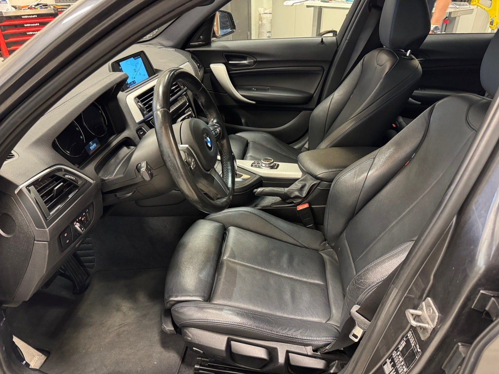 Grå BMW 118d fra 2019