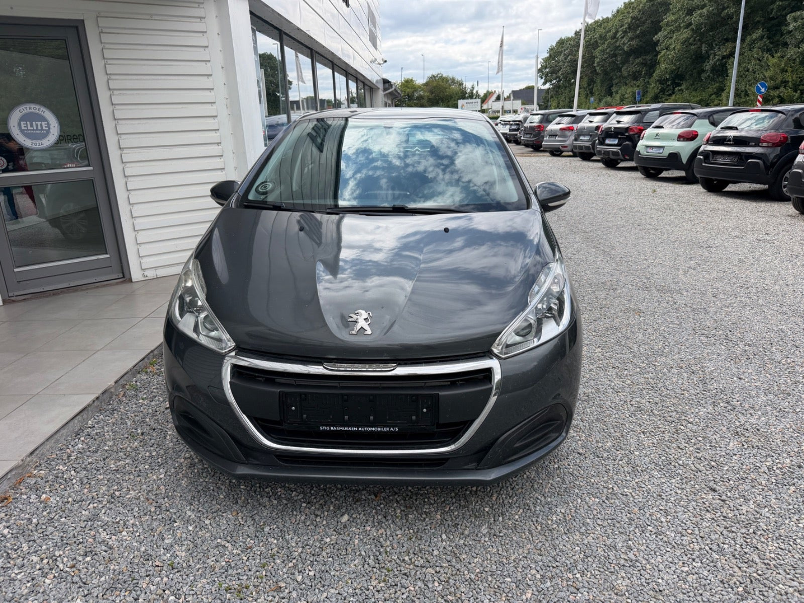 Grå Peugeot 208 fra 2015