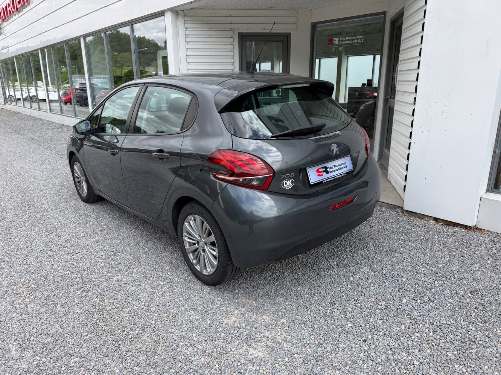 Grå Peugeot 208 fra 2015