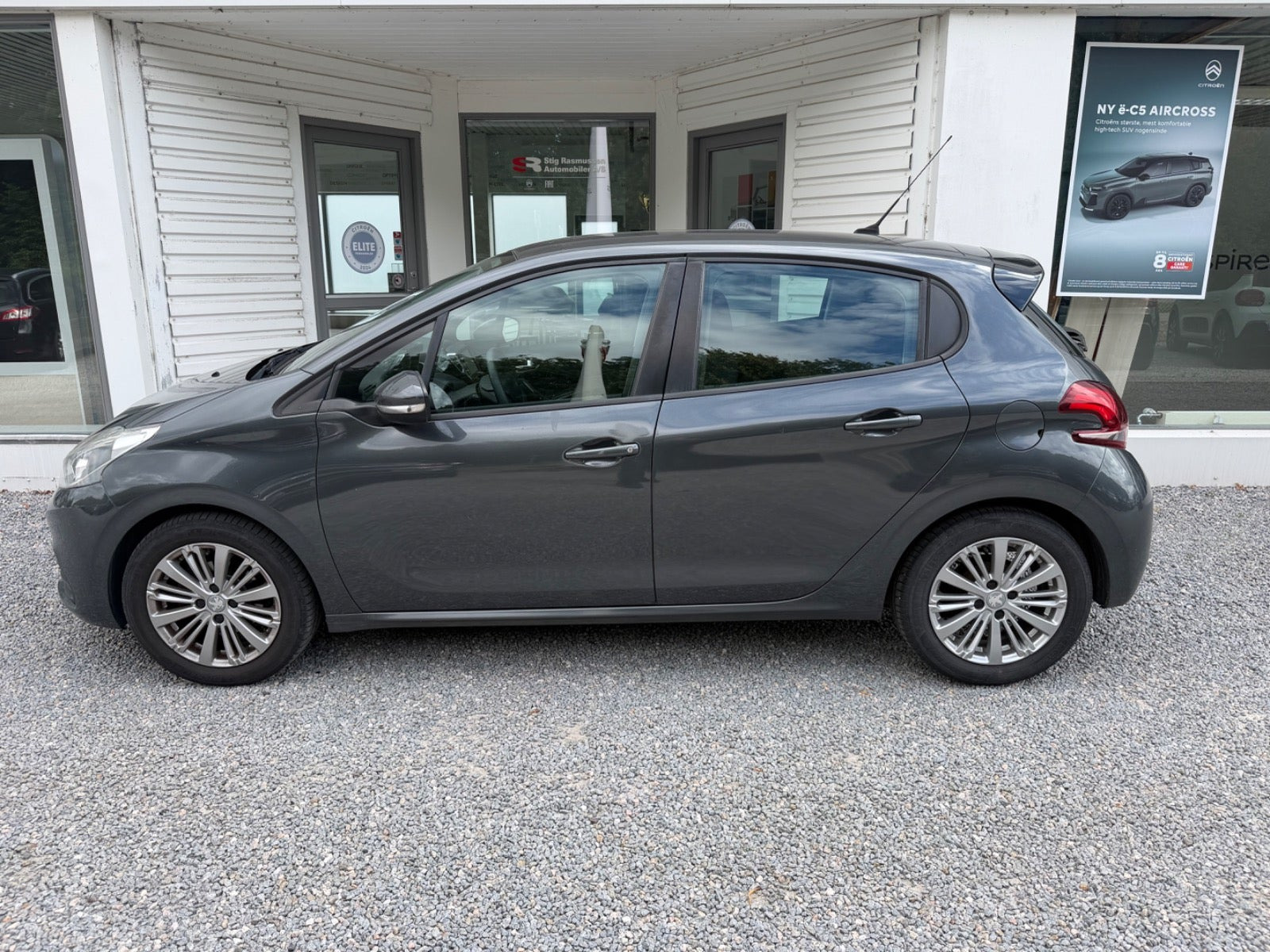Grå Peugeot 208 fra 2015