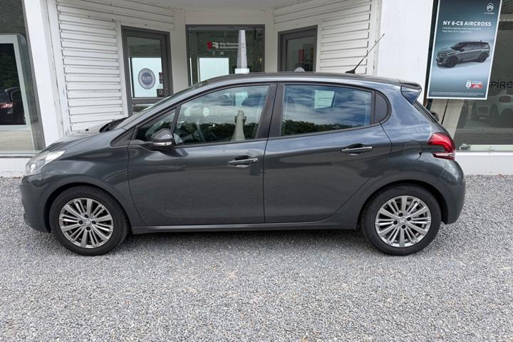 Grå Peugeot 208 fra 2015