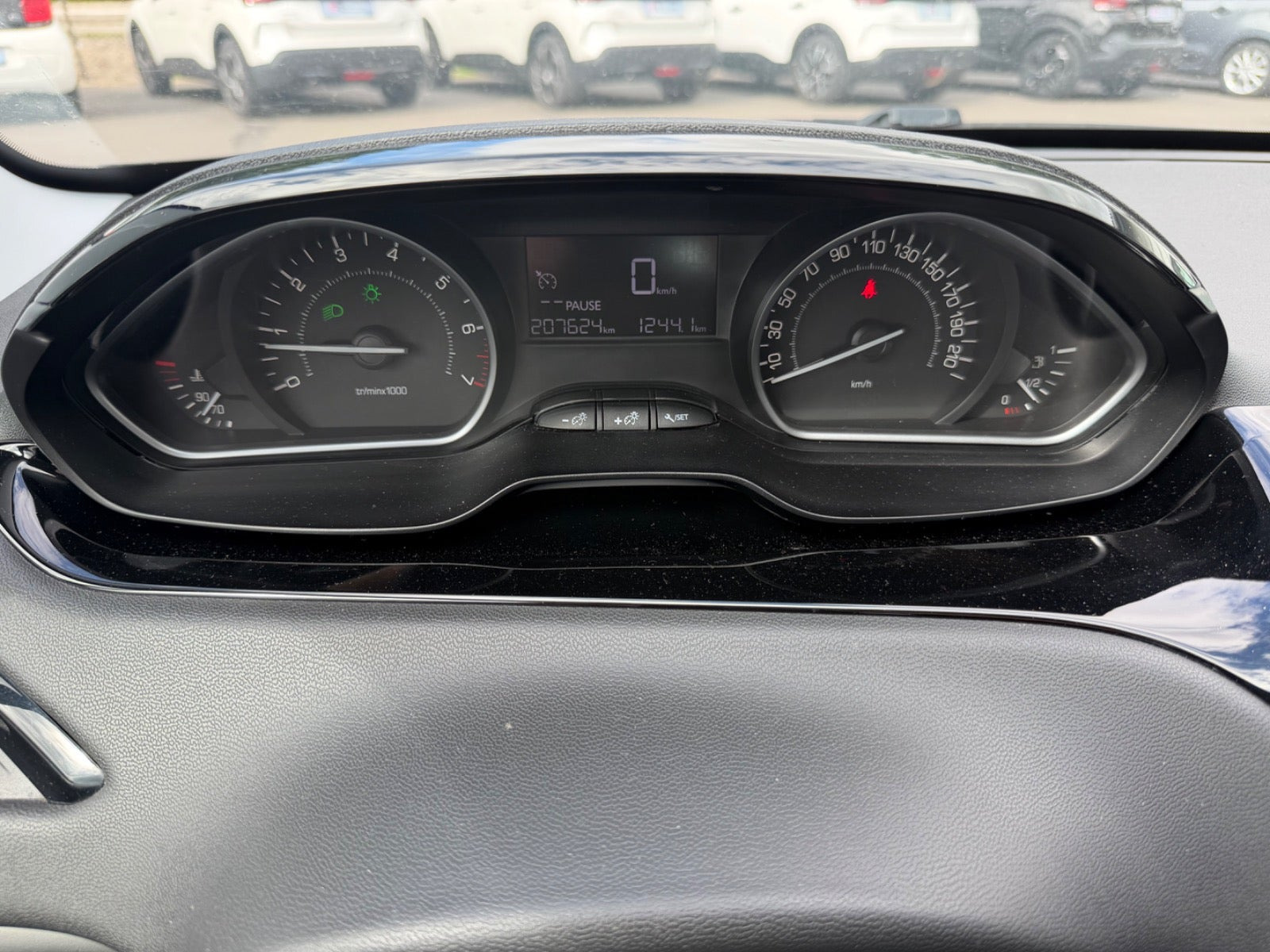 Grå Peugeot 208 fra 2015