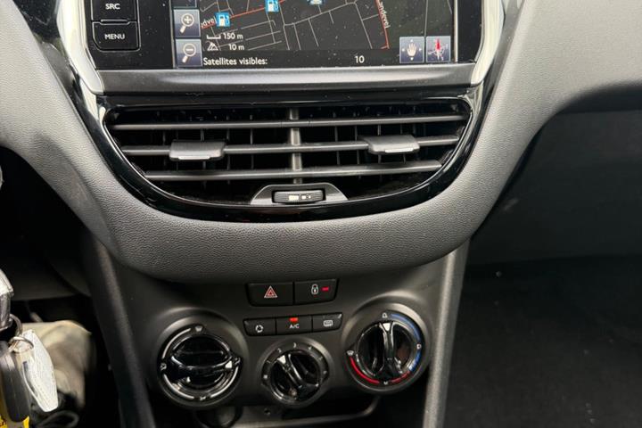 Grå Peugeot 208 fra 2015