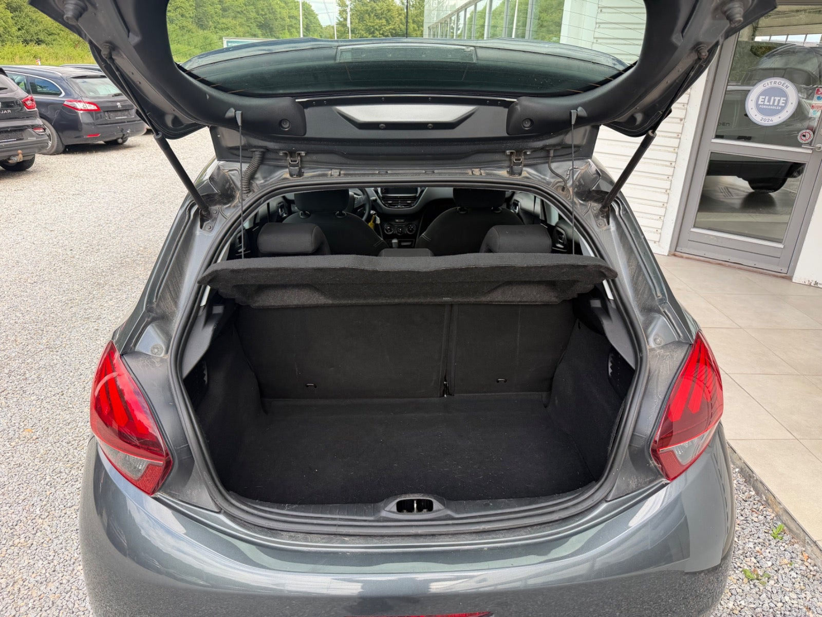Grå Peugeot 208 fra 2015