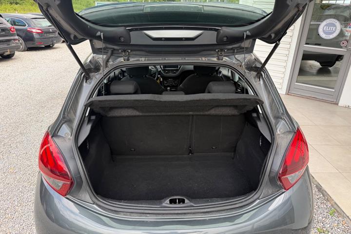 Grå Peugeot 208 fra 2015