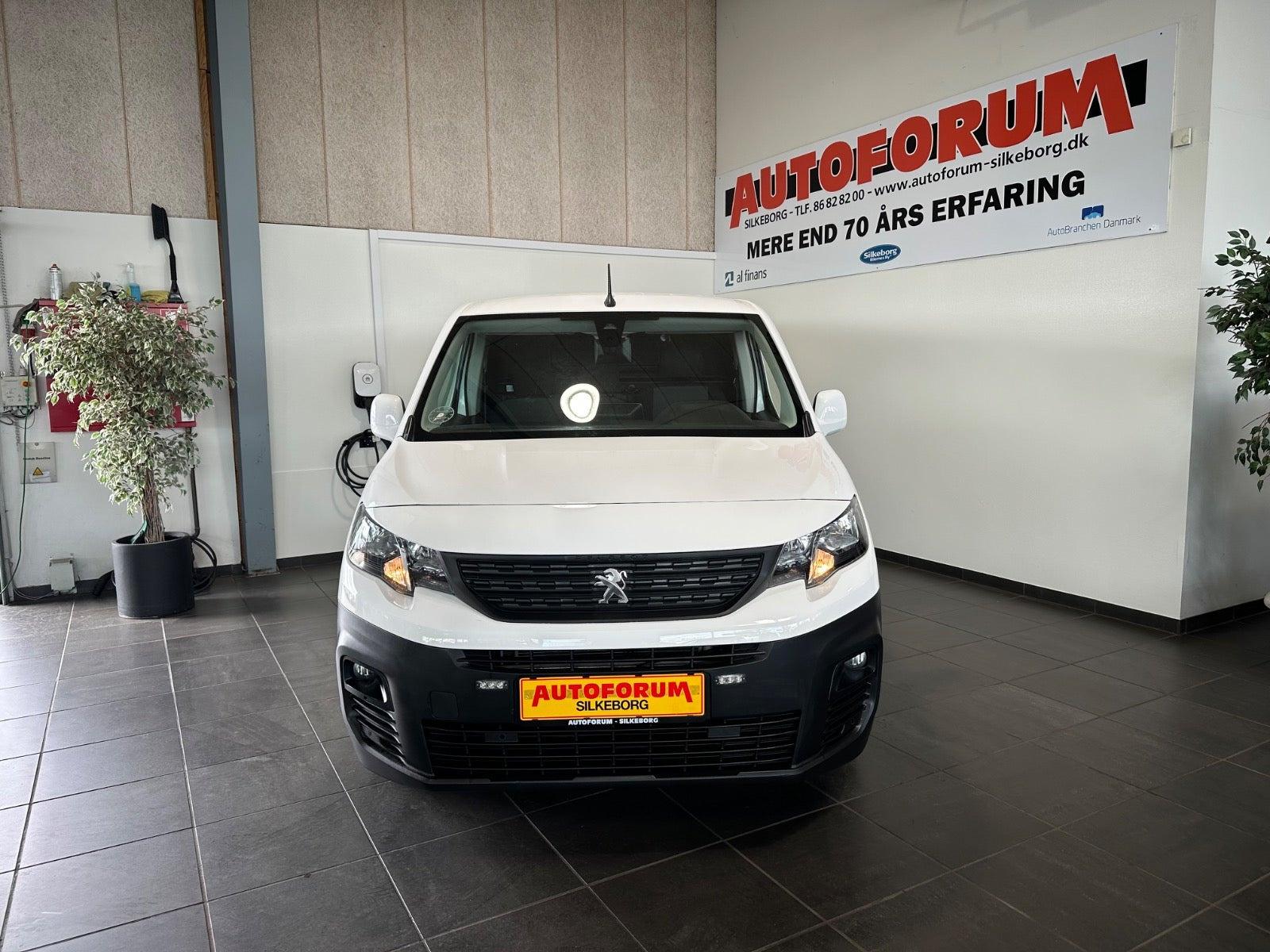 Hvid Peugeot Partner fra 2020