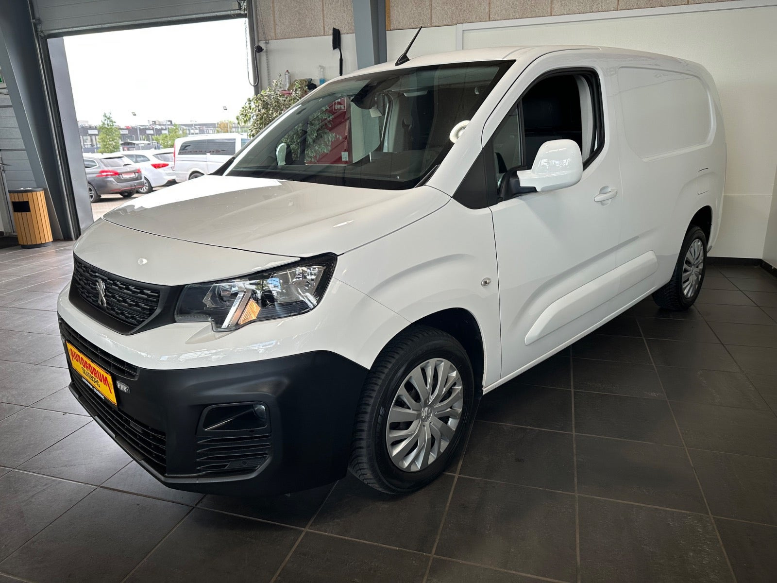 Hvid Peugeot Partner fra 2020