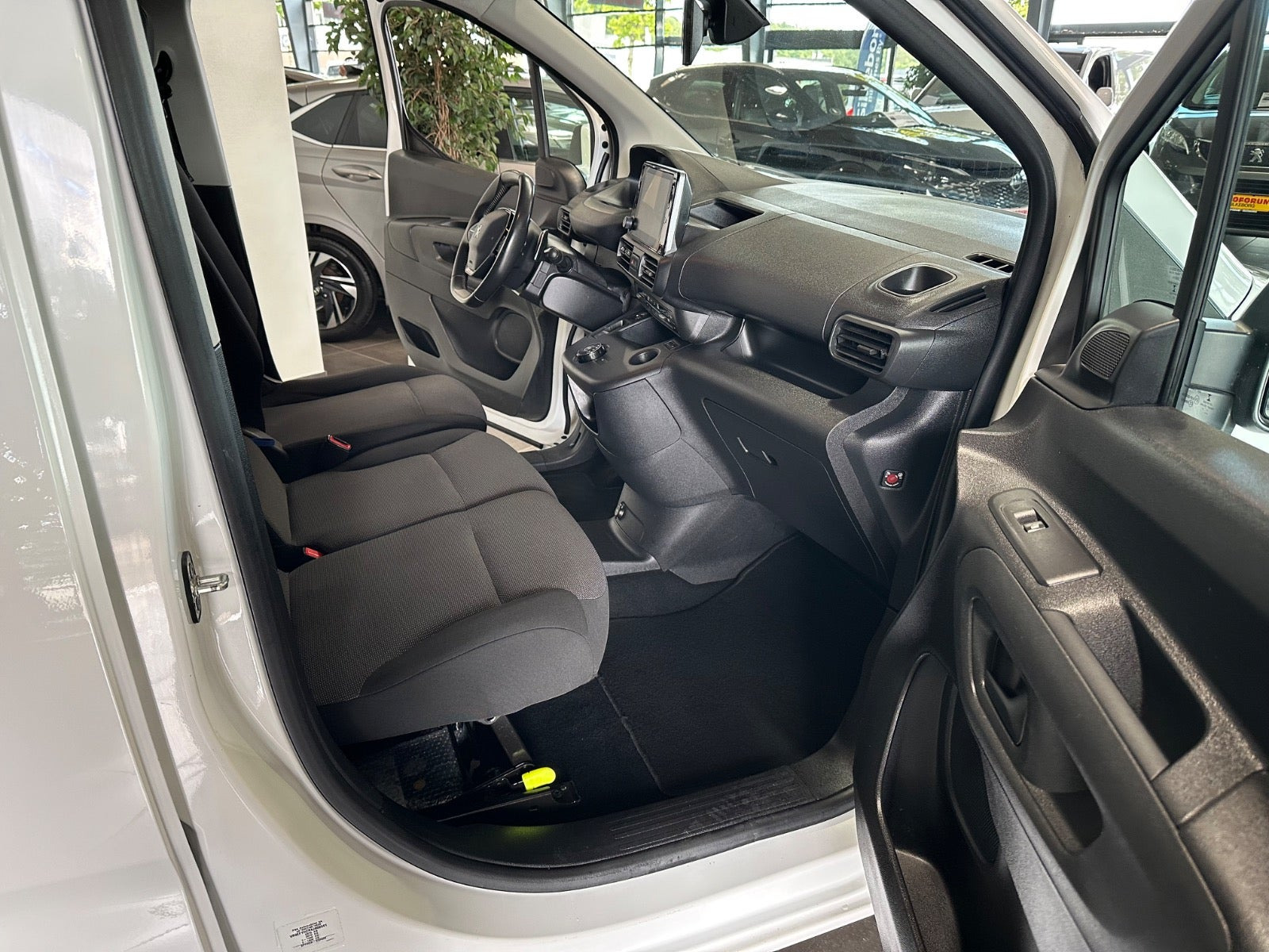 Hvid Peugeot Partner fra 2020