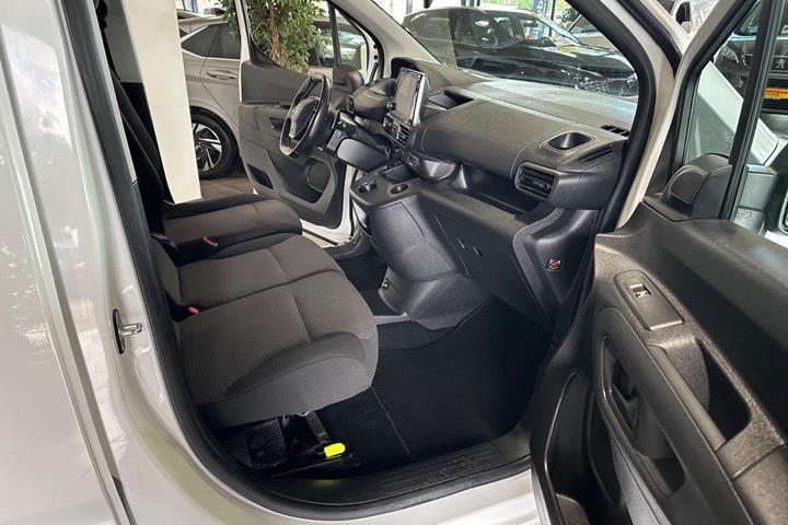 Hvid Peugeot Partner fra 2020