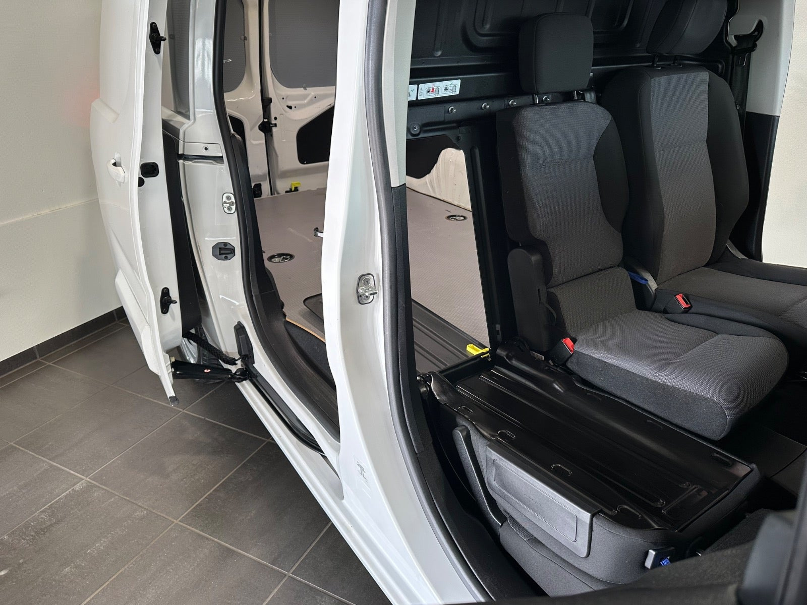 Hvid Peugeot Partner fra 2020