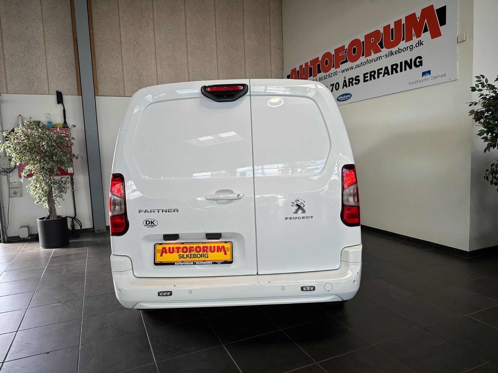 Hvid Peugeot Partner fra 2020