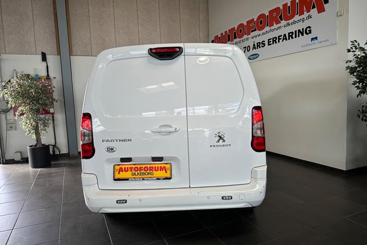 Hvid Peugeot Partner fra 2020