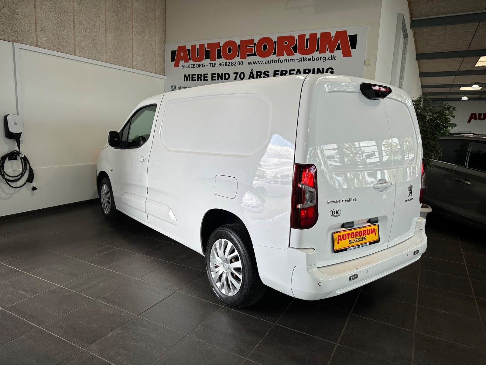 Hvid Peugeot Partner fra 2020