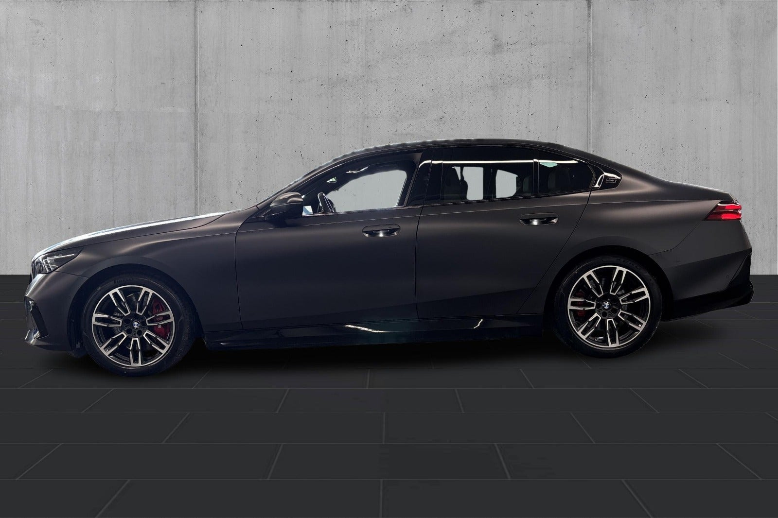 Sort BMW i5 fra 2026