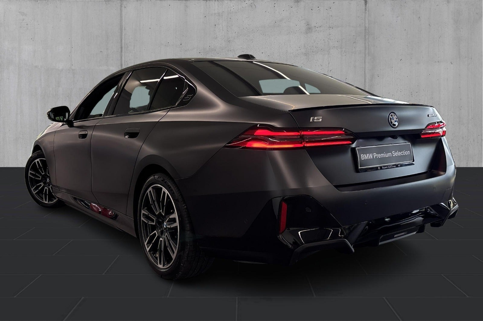 Sort BMW i5 fra 2026