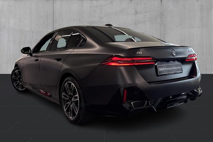 Sort BMW i5 fra 2026