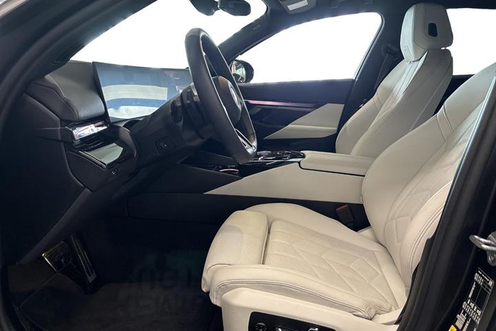 Sort BMW i5 fra 2026