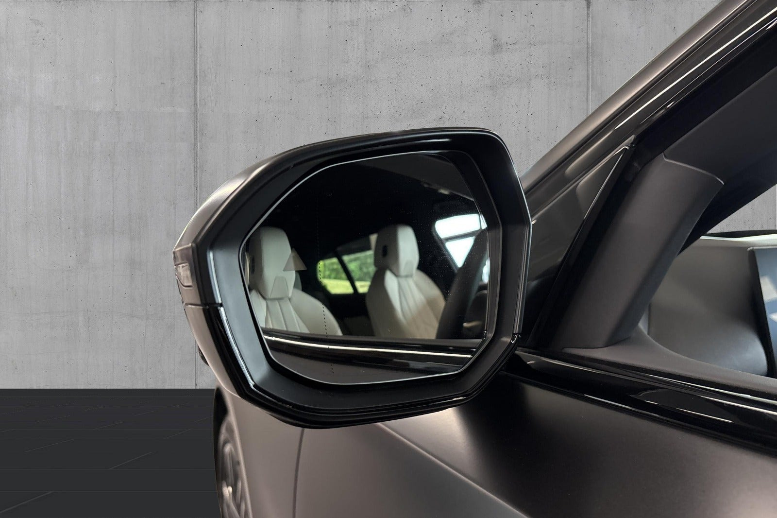 Sort BMW i5 fra 2026