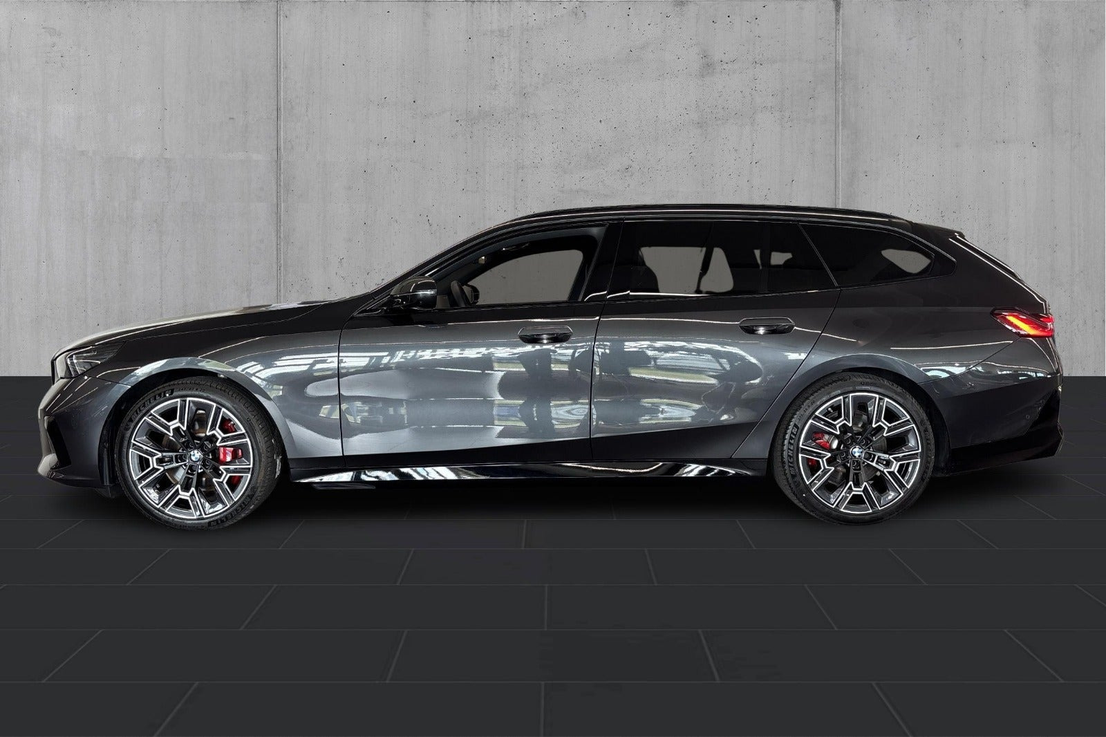 Grå BMW i5 fra 2026