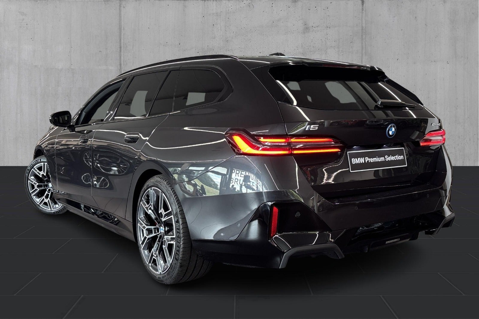 Grå BMW i5 fra 2026