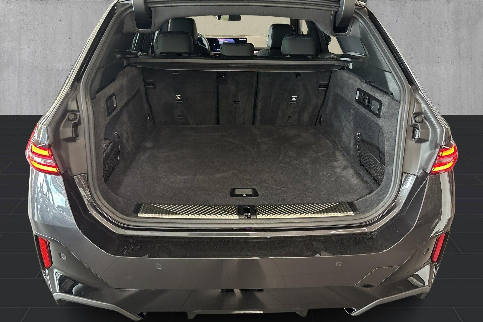 Grå BMW i5 fra 2026